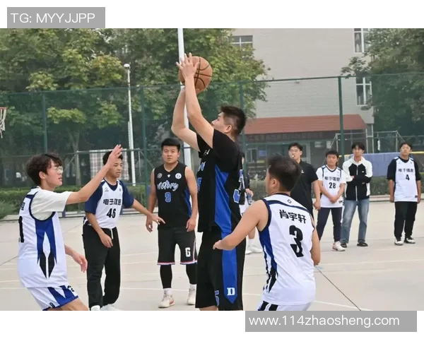 打篮球的男生与他的女朋友在赛场上演绎的青春爱情故事